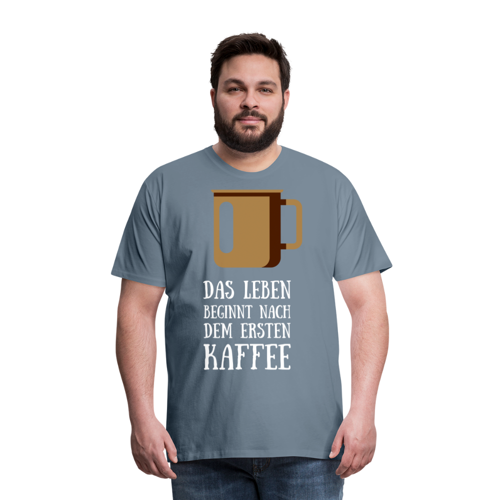 Männer Premium T-Shirt - Das Leben beginnt nach dem Ersten Kaffee - Blaugrau