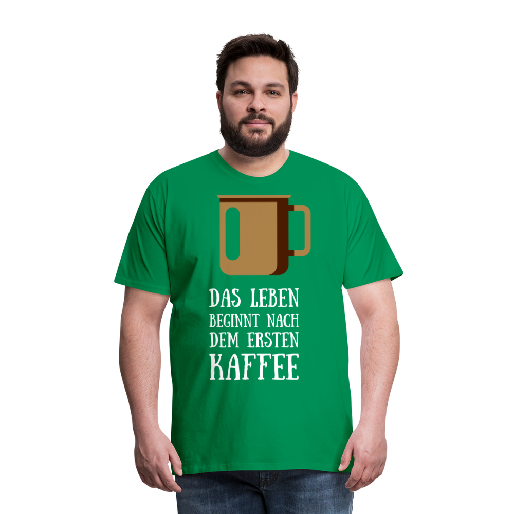 Männer Premium T-Shirt - Das Leben beginnt nach dem Ersten Kaffee - Kelly Green
