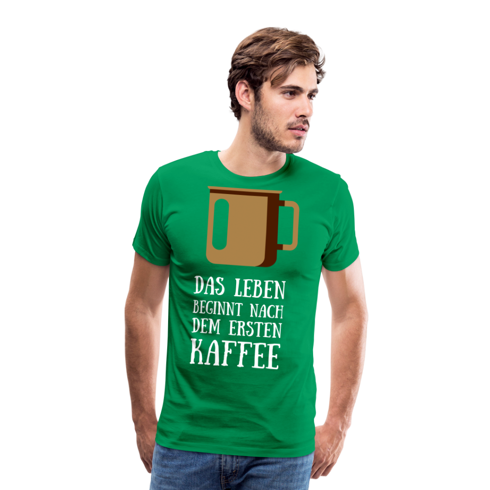 Männer Premium T-Shirt - Das Leben beginnt nach dem Ersten Kaffee - Kelly Green