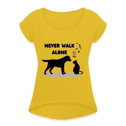 Frauen T-Shirt mit gerollten Ärmeln - Never walk alone - Senfgelb