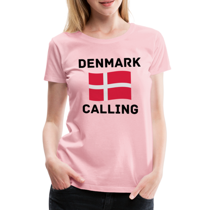 Frauen Premium T-Shirt - Denmark Calling - Hellrosa