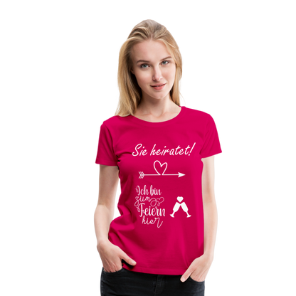 Frauen Premium T-Shirt - JGA  Ich bin zum Feiern hier - dunkles Pink