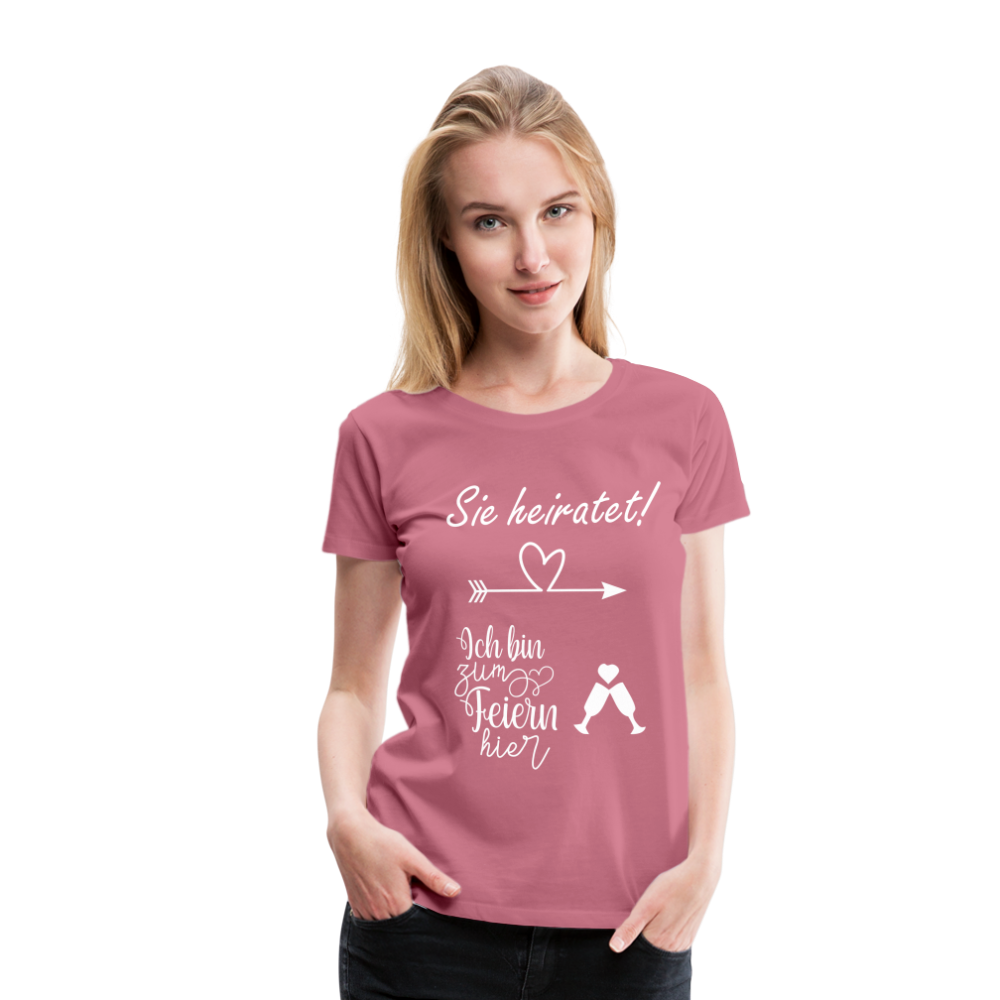 Frauen Premium T-Shirt - JGA  Ich bin zum Feiern hier - Malve