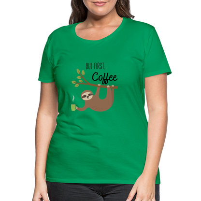 Frauen Premium T-Shirt - But first Coffee mit Faultier - Kelly Green