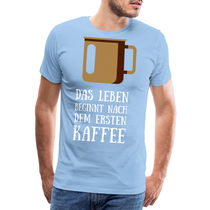 Männer Premium T-Shirt - Das Leben  beginnt nach dem Ersten Kaffee - Sky