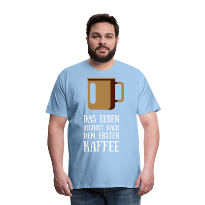 Männer Premium T-Shirt - Das Leben  beginnt nach dem Ersten Kaffee - Sky