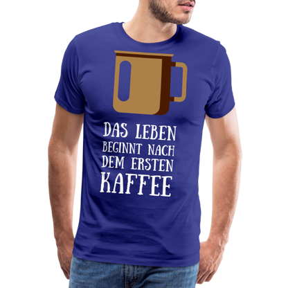 Männer Premium T-Shirt - Das Leben  beginnt nach dem Ersten Kaffee - Königsblau