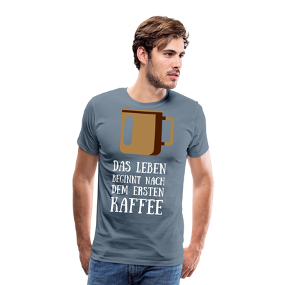 Männer Premium T-Shirt - Das Leben  beginnt nach dem Ersten Kaffee - Blaugrau