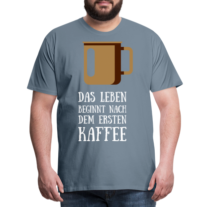 Männer Premium T-Shirt - Das Leben  beginnt nach dem Ersten Kaffee - Blaugrau