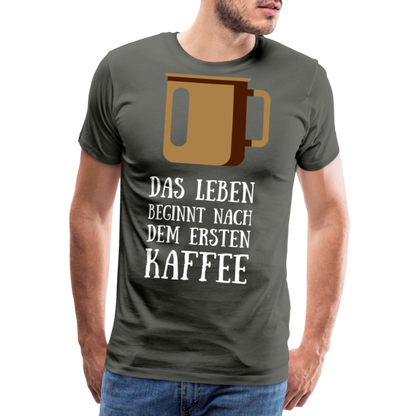 Männer Premium T-Shirt - Das Leben  beginnt nach dem Ersten Kaffee - Asphalt