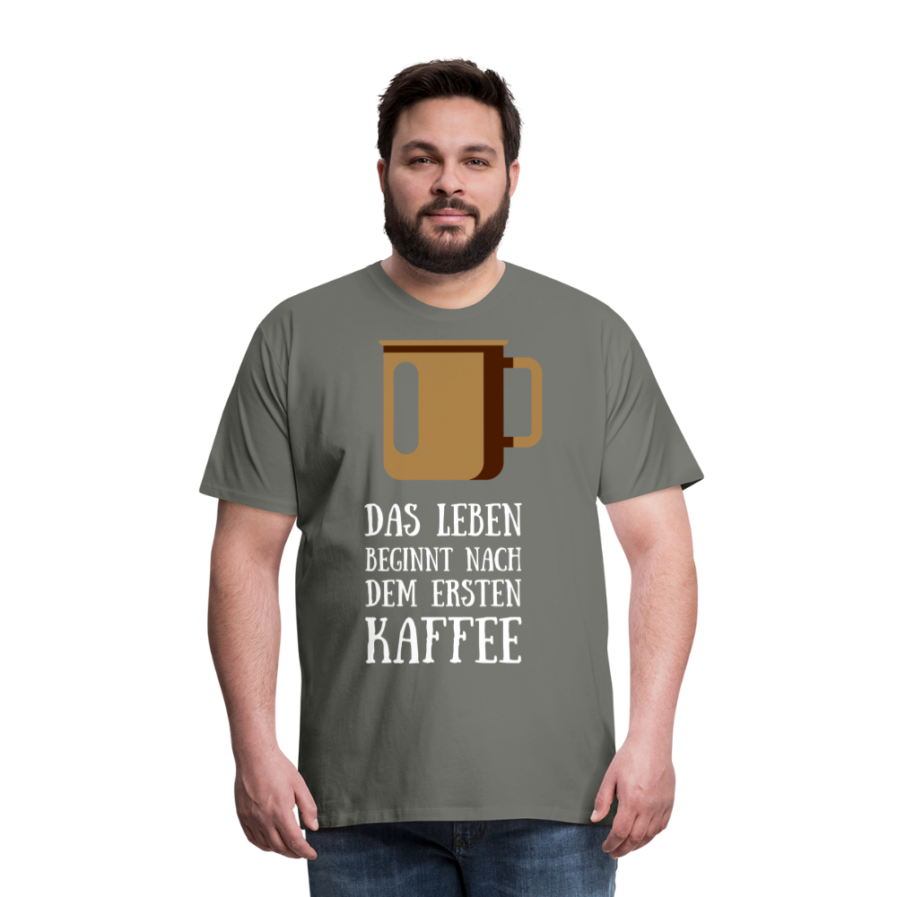 Männer Premium T-Shirt - Das Leben  beginnt nach dem Ersten Kaffee - Asphalt