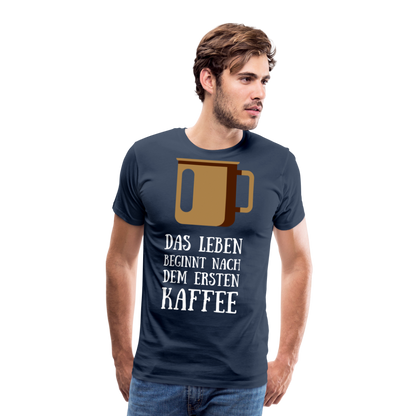 Männer Premium T-Shirt - Das Leben  beginnt nach dem Ersten Kaffee - Navy