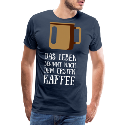 Männer Premium T-Shirt - Das Leben  beginnt nach dem Ersten Kaffee - Navy