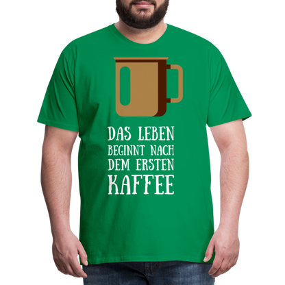 Männer Premium T-Shirt - Das Leben  beginnt nach dem Ersten Kaffee - Kelly Green