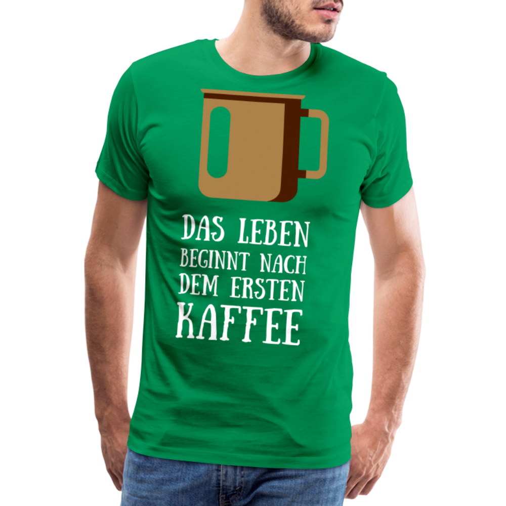 Männer Premium T-Shirt - Das Leben  beginnt nach dem Ersten Kaffee - Kelly Green