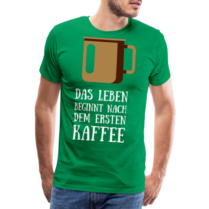 Männer Premium T-Shirt - Das Leben  beginnt nach dem Ersten Kaffee - Kelly Green